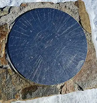 Richtungsrose neben dem Gipfelkreuz.