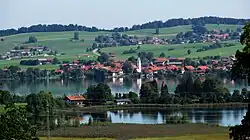 Riegsee (Ort und See) mit Aidling im Hintergrund, im Vordergrund der Froschhauser See