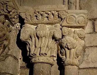 Kapitell am früheren Portal