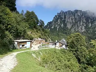 Das Rifugio Pernici mit der Mazza di Pichea im Hintergrund