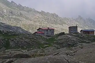 In der Mitte die neue, daneben die alte Hütte