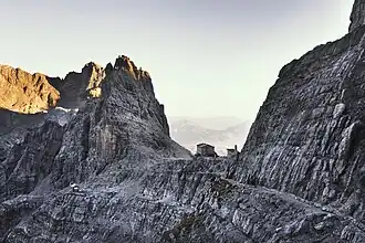 Der Croz del Rifugio und das Rifugio Pedrotti von der Bocca di Brenta, links der Monte Daino