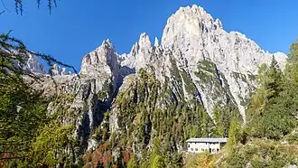 Das Rifugio Treviso mit der Cima Lastei im Hintergrund