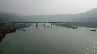 Rihand-Talsperre (im Hintergrund im Nebel)