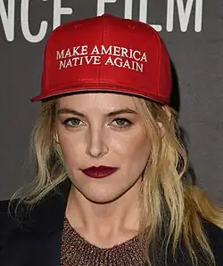 Jesse Eisenberg und Riley Keough sind im Film als zwei „Sasquatches“ zu sehen