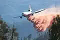Eine DC-10-10 von DC-10 Air Tanker im Einsatz als Löschflugzeug (die Maschine wurde 2014 außer Dienst gestellt)