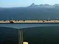 Die BR-101 auf der Ponto Rio-Niteroi, im Hintergrund der Zuckerhut Rio de Janeiro (Bundesstaat)&nbsp;Rio de Janeiro