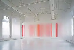 Rauminstallation Lufttöne, 1999, Kunstmuseum in der Alten Post Mülheim an der Ruhr Acrylglas, Aluminium, Lackfarbe, Stahlseil, 550 × 1450 × 1140 cm