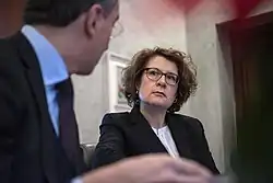 Fotografie einer dunkelhaarigen Frau mit schwarzen Brillen