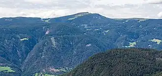 Das Rittner Horn von Südosten von Kastelruth aus gesehen