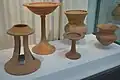 Zermonialgegenstände aus unglasiertem Ton
