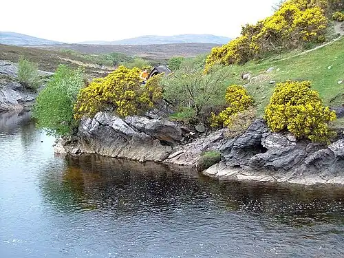 Der Srath Dionard bei Drodhaid Mhòr kurz vor der Mündung in den Kyle of Durness. Der Fluss schneidet hier in die Eilean-Dubh-Formation