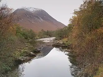 Der Ben Starav von Norden, im Vordergrund der River Etive