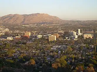 Box Springs Mountain mit Riverside im Vordergrund