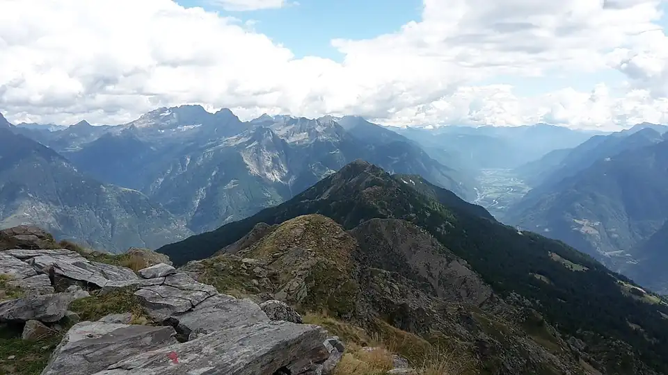 Blick nach Südosten zum Matro und zur Riviera.