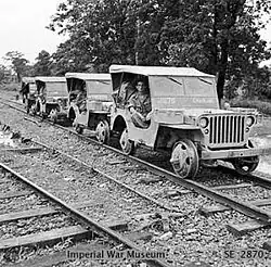 Britische Jeeps, als Jeepomotiven zwischen Myitkyina und Mogaung, Burma, 1944