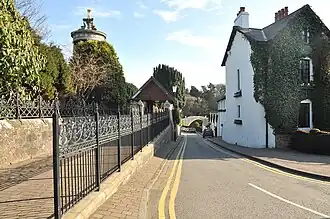 Straße im Zentrum mit dem Burns Monument und der Brig ’o Doon