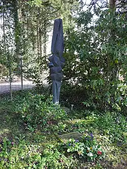 Robert Wehrlin (1903–1964) Maler, Grafiker, Lithograf, Illustrator. Germaine Wehrlin (1903–1990). Grab, Waldfriedhof Elsau, Winterthur. Grabplastik von Robert Lienhard (1919–1989) Bildhauer, Metallplastiker, Zeichner, Grafiker