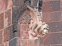 Restaurierte Bauplastik am Chor