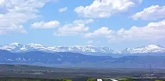 Von links Darton Peak, Oliver Peak, die Mather Peaks (in der Bildmitte) und Peak 12328. Rechts der Bomber Mountain