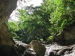 Felsüberhang in einer kleinen Schlucht, nahe dem Vero