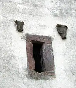 Köpfe an der Turm-Nordseite