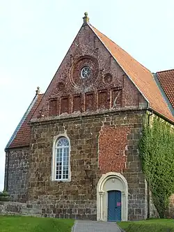 St.-Matthäus, Roden­kirchen, frie­sisches Stadland, vor 1250, Ochsen­auge im dünn­wandigen Giebeldreieck