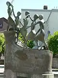 Motivbrunnen auf Nieder-Rodens Puiseauxplatz