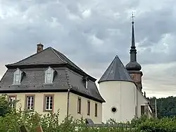 Kirche und Pfarrhaus in Röllfeld aus der Zweiggasse gesehen