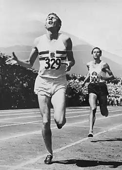 Bronzemedaillengewinner Roger Bannister wurde vor allem bekannt, nachdem er 1954 als erster Läufer auf der englischen Meile (1609&nbsp;m) die Vier-Minuten-Marke unterboten hatte