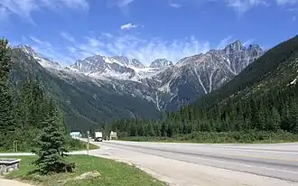Mount Rogers (Mitte links) vom Rogers Pass