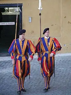 Korporal mit Partisane (rechts) und Hellebardier (links) der Schweizergarde