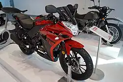 Motorräder von Romet, vorn Arrow Fly 125, hinten die ADV 125, 2015