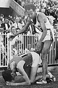 John Landy (r.) im Ziel des 1500-Meter-Laufs 1956, in dem er Bronze gewann. Vor ihm kniend der Sieger Ron Delany aus Irland