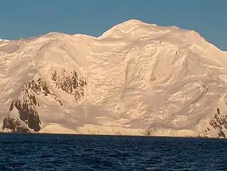 Blick von der Bransfieldstraße auf den Ropotamo-Gletscher (Hintergrund: Delchev Peak)