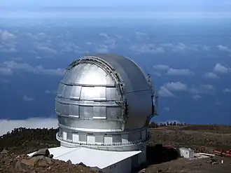 Kuppelbau des Gran Telescopio Canarias: 24 m Höhe, 34 m Außendurchmesser[1]