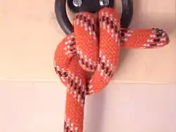 Der Roringstek ist ein Knoten zur Befestigung einer Leine an einem Ankerring.