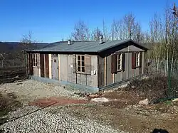 RAD-Baracke vor dem letzten Anstrich, man erkennt originale und ergänzte Teile