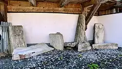 Aus der nahen Drau geborgene römische Bauplastik