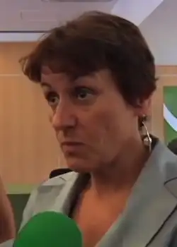 Roser Suñé 2011. Eine jugendlich wirkende Frau mit kurzem Haarschnitt und großem silbernen Ohrring.