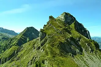 Blick vom Grat zum Brünnelistock auf den Rossalpelispitz (rechts) und den Zindlenspitz (links hinten)