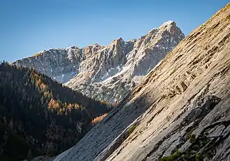 Die Große Stempeljochspitze in der Mitte, rechts der markantere Rosskopf, von Osten (Halltal)