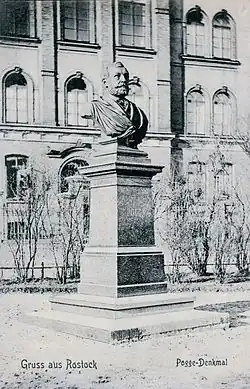 Standbild im Rosengarten und Denkmal von Ludwig Brunow vor dem Militärlazarett am Leibnizplatz in Rostock