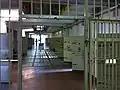 Zellentrakt der ehemaligen U-Haftanstalt im ersten Obergeschoss