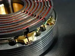 Kopftrommel mit den im Rotor liegenden Wicklungen und konzentrisch angeordneten Wicklungspaaren