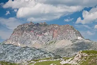 Rote Wand mit der typischen, namensgebenden Rotfärbung und dem Jungferngipfel als scheinbar höchstem Punkt
