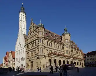Renaissance-Fassade des Rathauses mit barockem Arkadenvorbau, dahinter der gotische Teil mit Turm