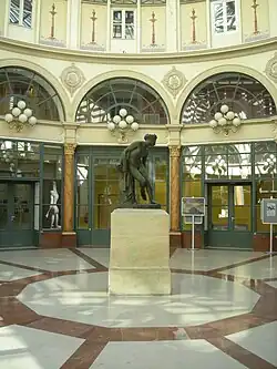 Die Statue der Eurydike im Zentrum der Rotunde