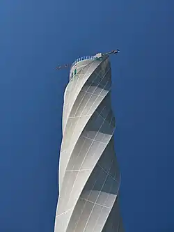 Der Thyssen-Krupp-Testturm ist mit Glasfasergewebe umhüllt