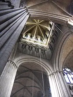 Kathedrale von Rouen, frühes 12.&nbsp;Jh., innen Laternen­ober­gaden über oberem Triforium